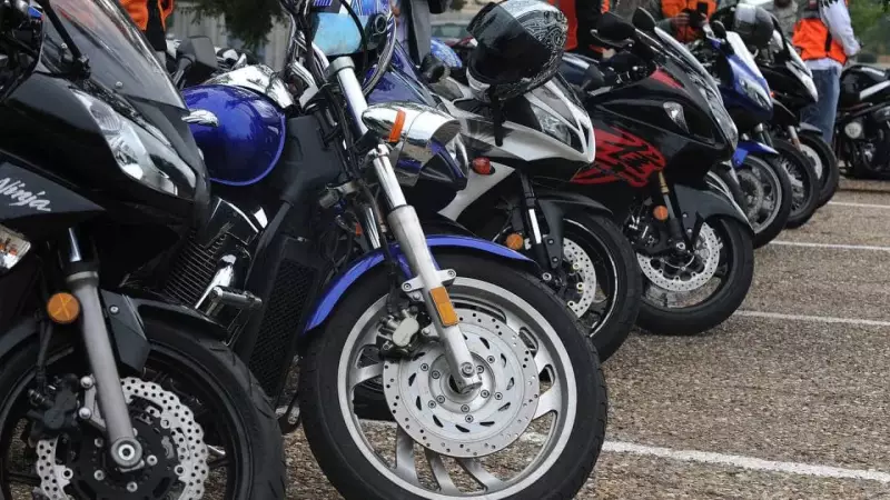 Governo estuda criar faixas azuis para motos em todo Brasil em 2025