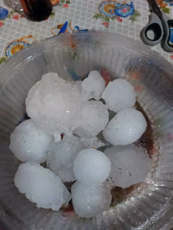 Granizo de 160g, tamanho de laranja, cai em MG e causa estragos