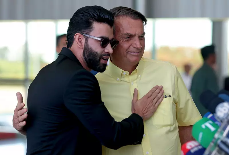 Gusttavo Lima leva bandeira do Brasil ao palco após prisão de Bolsonaro