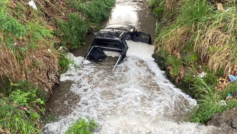 Heróis de Plantão: Bombeiros Salvam Homem Inconsciente de Carro Submerso em Córrego de Piracicaba