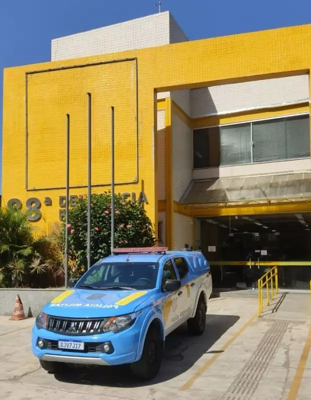 Homem é preso após atacar companheiro com foice em Barra do Piraí: violência choca cidade