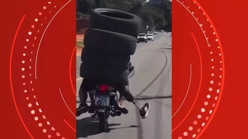 Homem com prótese na perna carrega 4 pneus em moto no ES