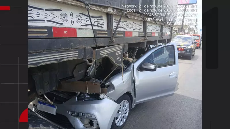 Homem de 30 anos morre ao colidir carro em caminhão parado na BR-116