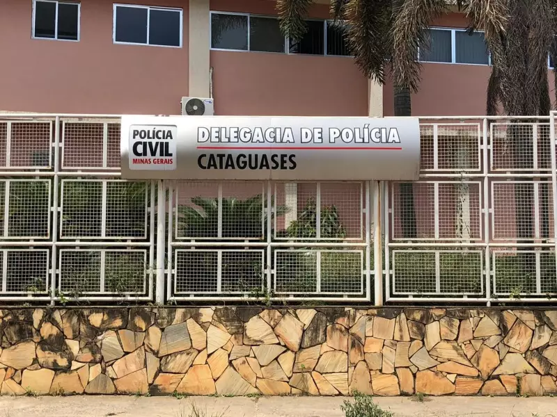 Homem de 40 anos foragido por agredir companheira e trancar família em Cataguases