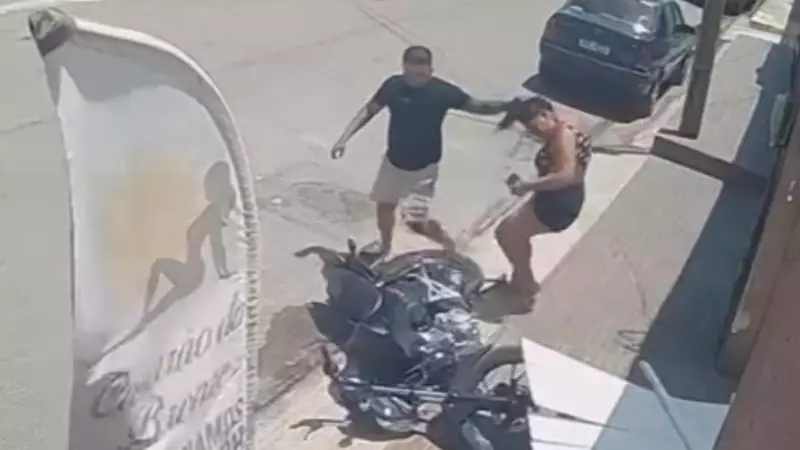 Homem invade clínica, derruba portão e arrasta mulher pelos cabelos em Fortaleza