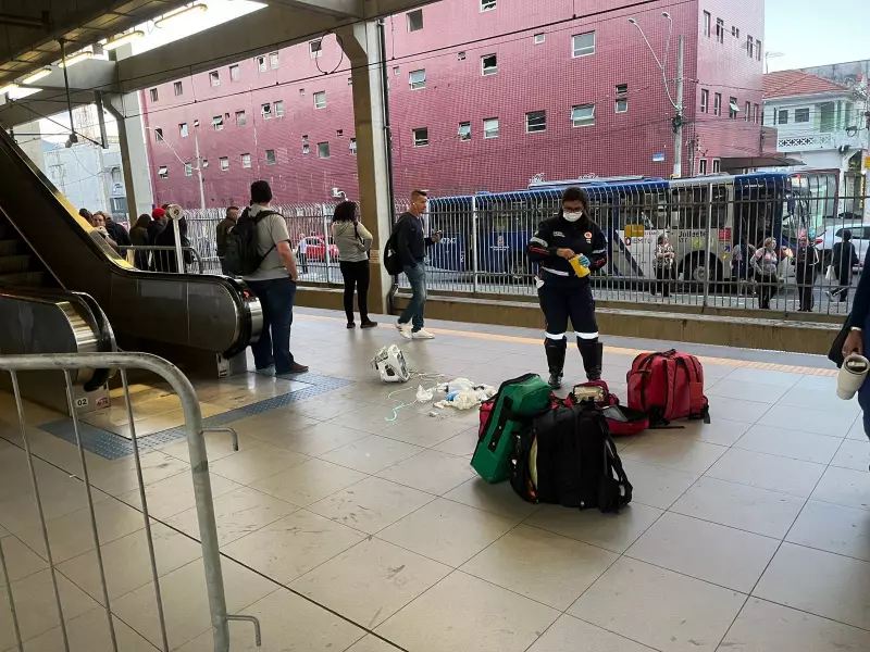 Homem morre após mal súbito em escada rolante da CPTM em Ferraz de Vasconcelos