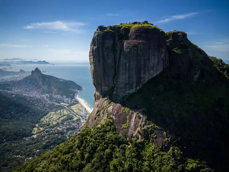 Homem morre após queda de parapente em São Conrado, Rio
