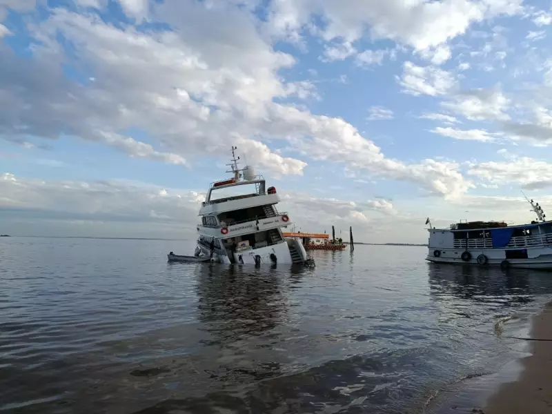 Iate vira de lado e tomba no Tapajós: passageiros resgatados com sucesso em Santarém