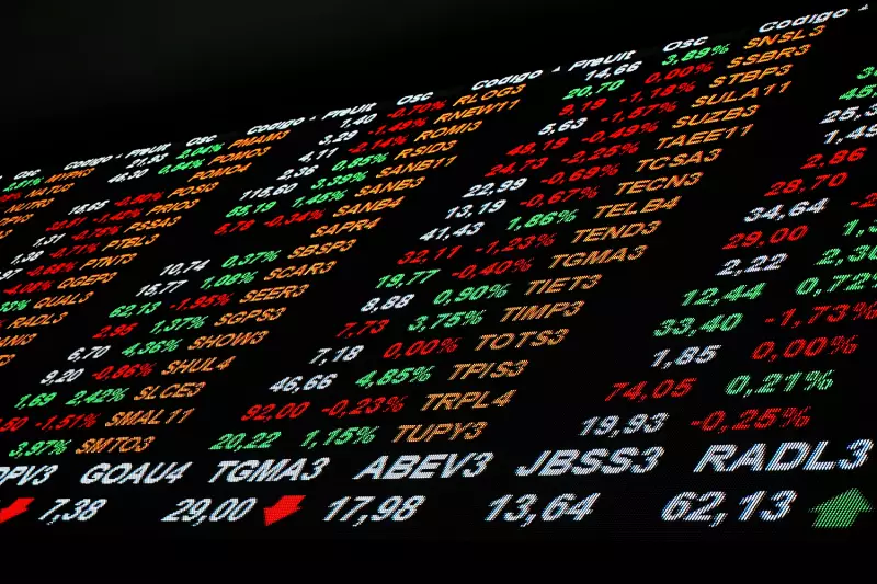 Ibovespa cai para 156 mil pontos com crise do Master e tensão externa