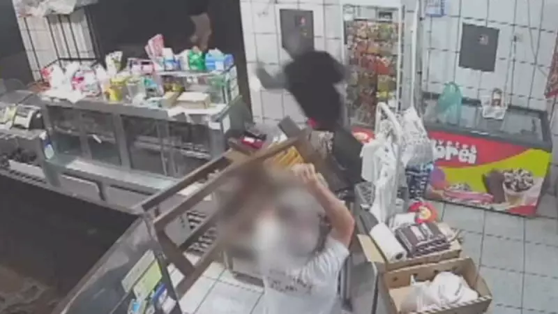 Idoso de 65 anos espanta ladrões com banco de madeira em Ourinhos