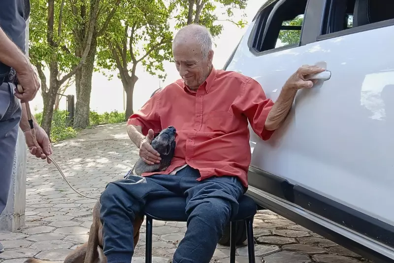 Idoso realiza sonho de conhecer Kira, cão terapia, um mês antes de falecer