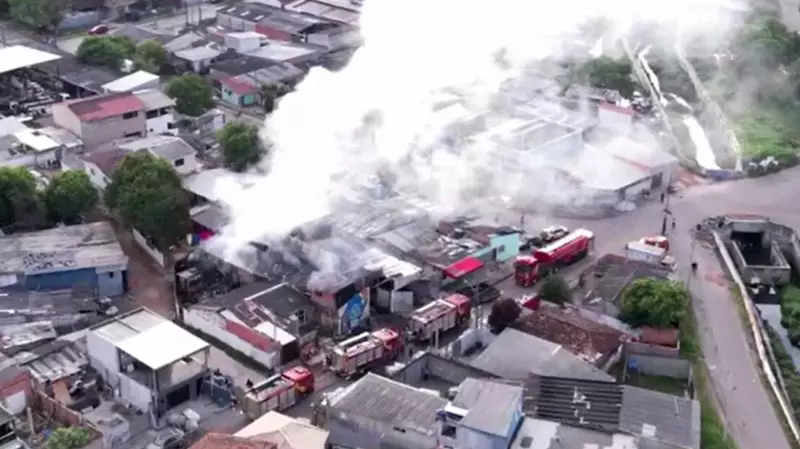 Incêndio atinge associação de catadores no Parolin em Curitiba