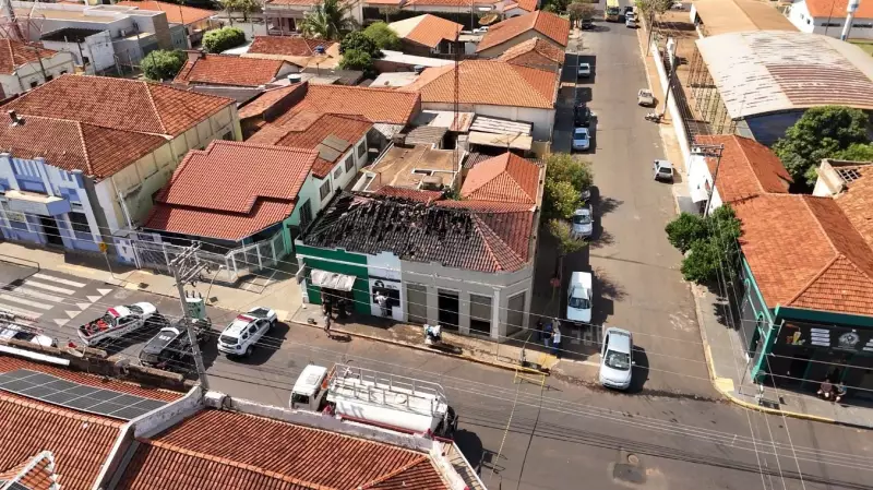 Incêndio atinge comércios no centro de Taiúva e viraliza nas redes sociais
