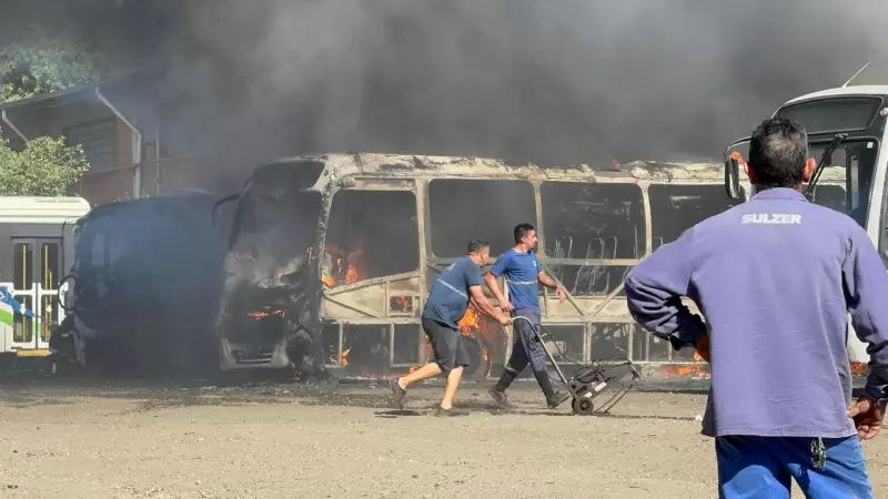 Incêndio consome 3 ônibus em empresa de transporte em Sapucaia do Sul