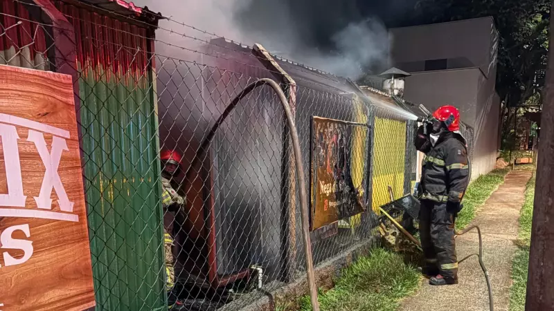 Incêndio em contêiner de pastelaria fere proprietário em Uberaba