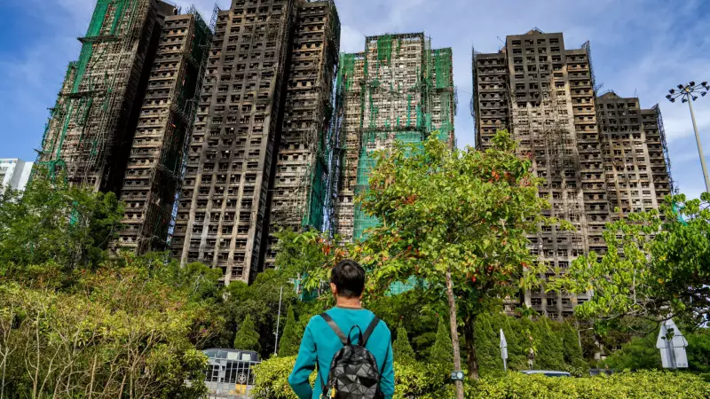 Incêndio em Hong Kong deixa 94 mortos e expõe riscos em construções