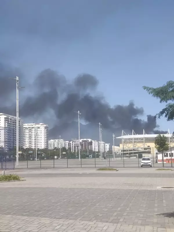 Incêndio em imóvel comercial provoca grande fumaça na Barra da Tijuca