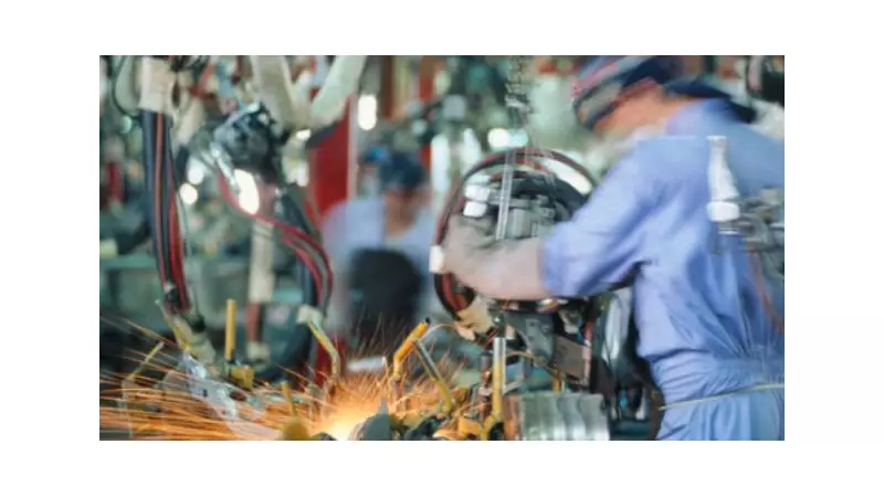 Indústria brasileira cresce em outubro de 2025, mas emprego recua