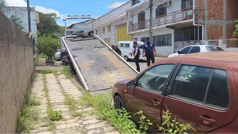 Itaperuna retira 500 veículos abandonados que causam riscos à saúde