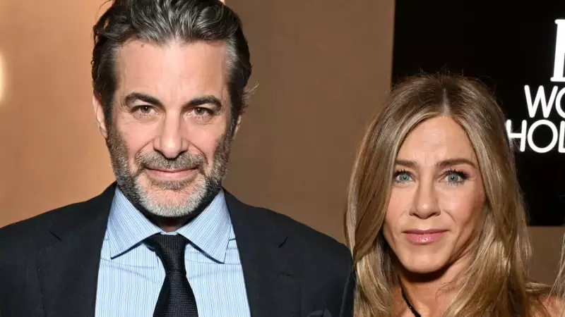 Jennifer Aniston e Jim Curtis brilham juntos em primeira aparição pública