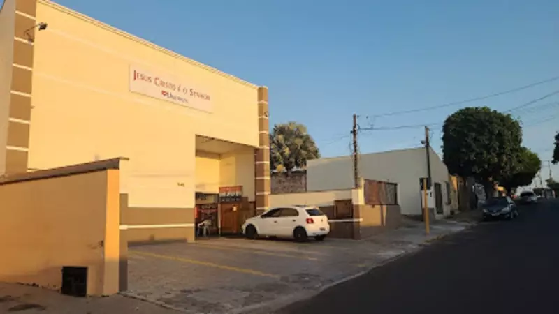 Jovem de 18 anos preso ao furtar carteiras durante oração em igreja