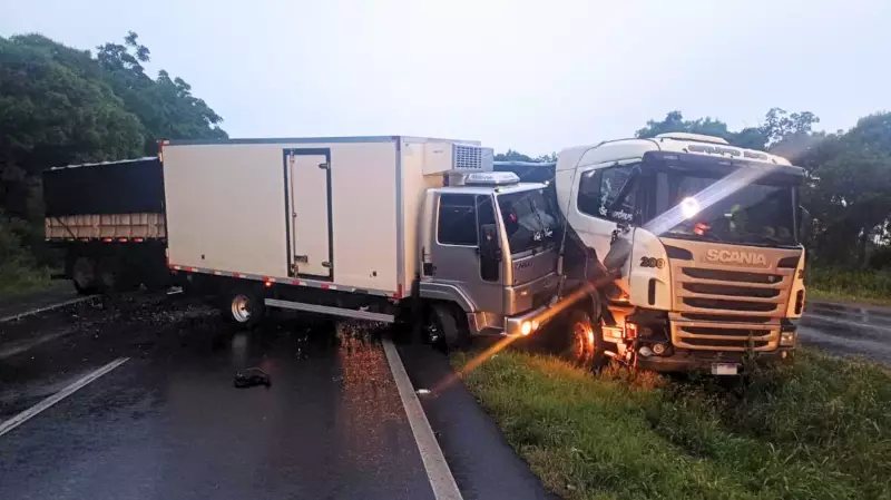 Jovem de 21 anos morre ao desviar de acidente entre caminhões na BR-376