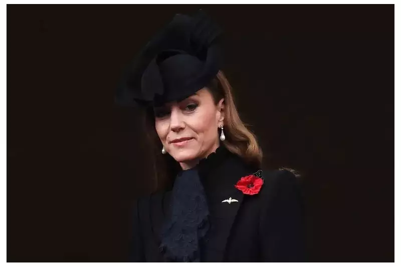 Kate Middleton homenageia fim da 1ª Guerra Mundial com papoula vermelha