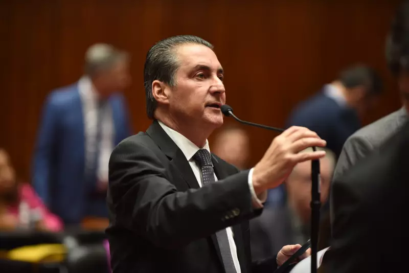 Líder de Zema na Assembleia de MG é absolvido em processo de corrupção: vitória judicial gera reações