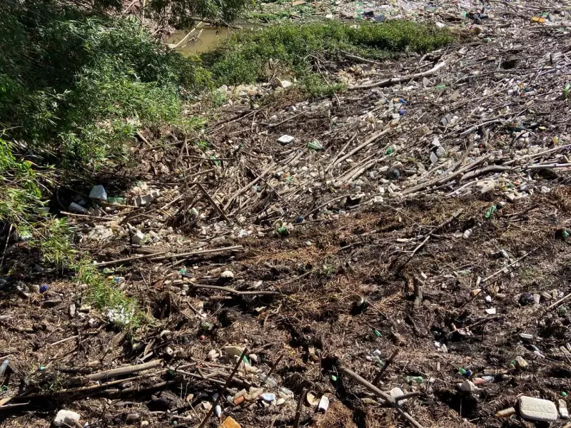 Lixo acumulado há meses ameaça Rio Piracicaba em área tombada
