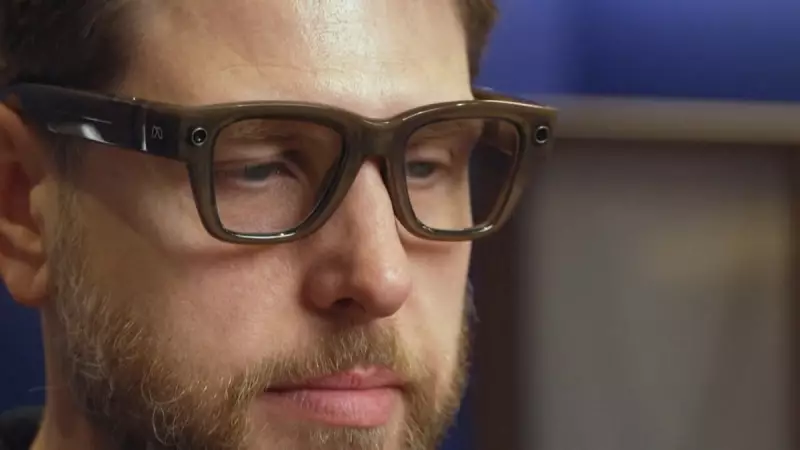 Meta lança óculos inteligente com tela na lente para comandos por gestos