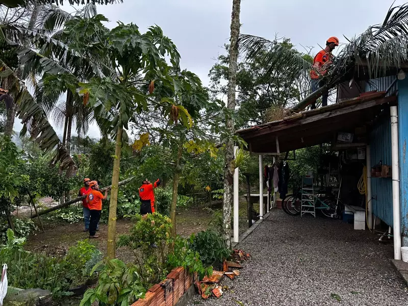 Microexplosão causa destelhamentos e ventos de 92,6 km/h em SC