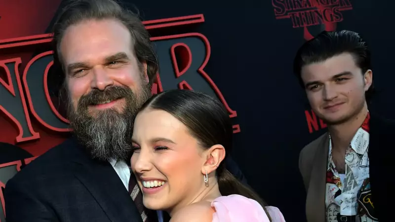 Millie Bobby Brown fala sobre relação com David Harbour após boatos de assédio