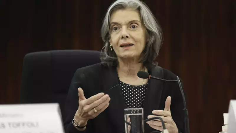 Ministra do STF alerta: democracia exige defesa diária contra autoritarismo