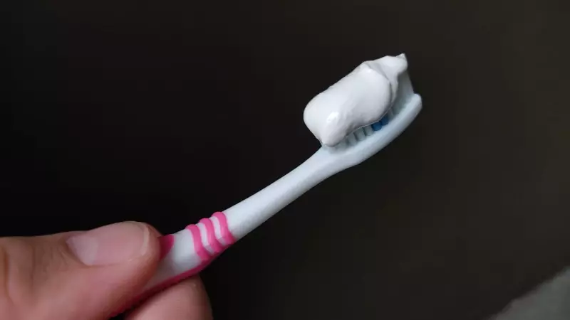 Mito da pasta de dente: quadradinhos NÃO indicam produtos químicos perigosos | FATO OU FAKE