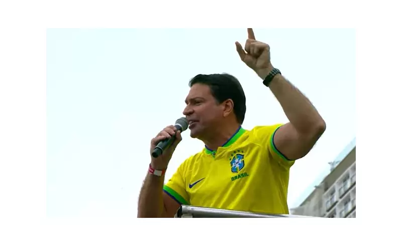 Moraes decreta prisão de Ramagem; Bolsonaro pede domiciliar