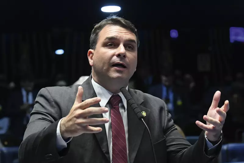 Moraes prende Bolsonaro após rompimento de tornozeleira e post de Flávio