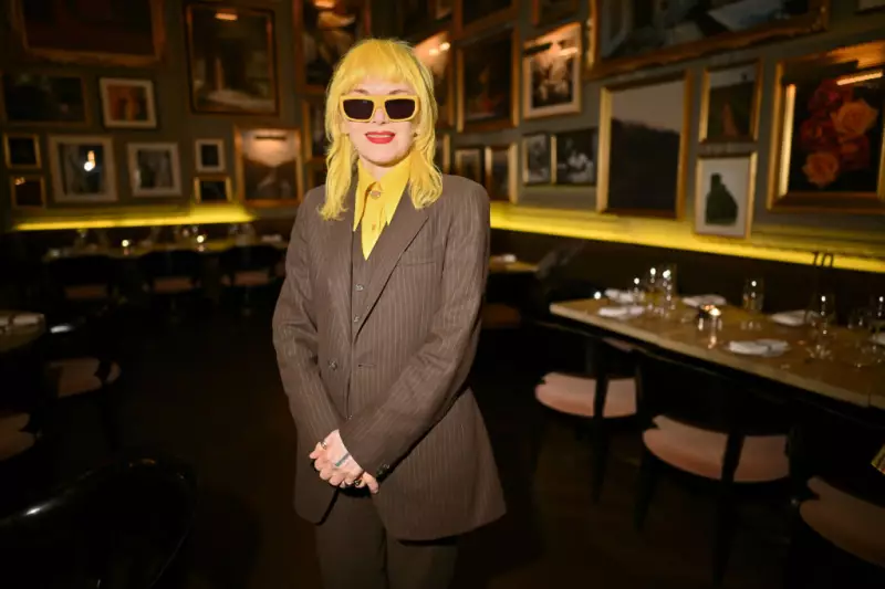 Morre Pam Hogg, ícone da moda punk britânica, aos 66 anos em Londres