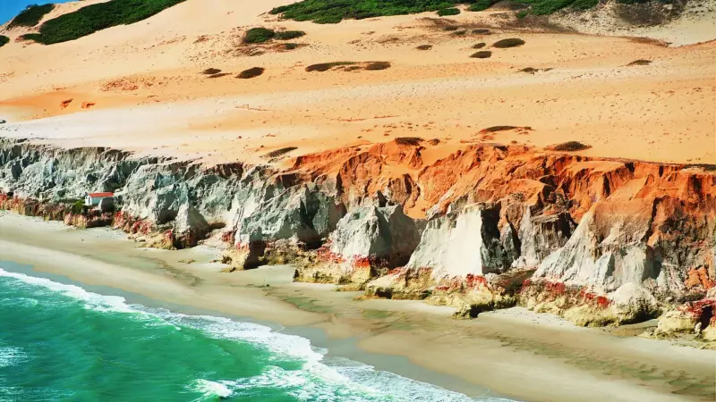 Morro Branco no Ceará é destaque entre 8 destinos em alta para 2026