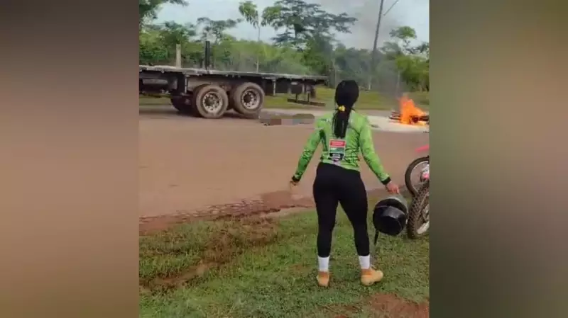 Motocicleta pega fogo após colidir com caminhão em Alenquer, PA