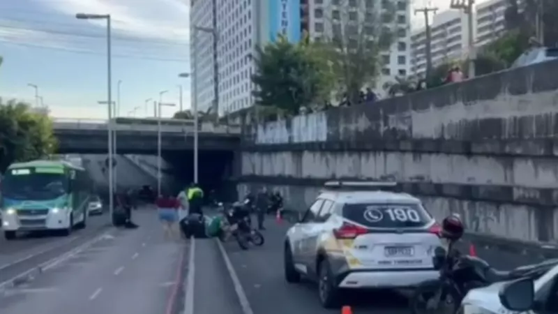 Motociclista de 28 anos morre após ser fechado e bater em poste em Fortaleza