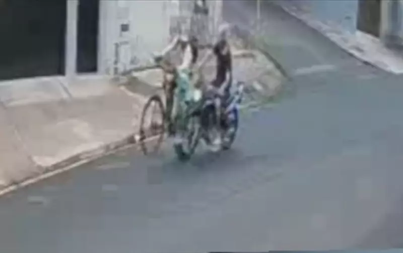Motociclista foge após empinar moto e atropelar ciclista grave em Jaú