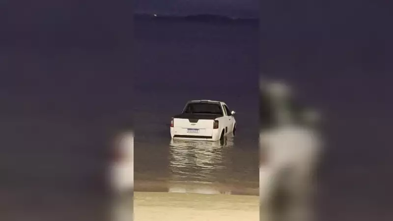 Motorista bêbado invade praia e carro termina no mar em Florianópolis