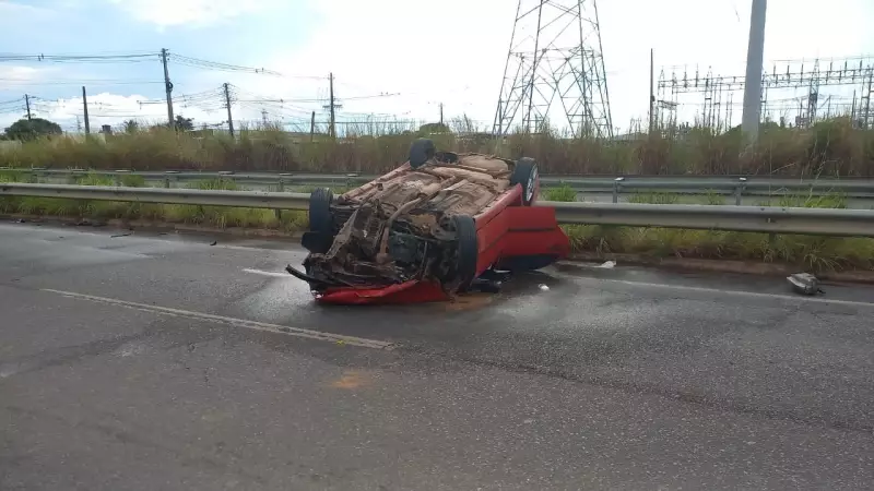 Motorista capota carro após colisão com caminhão na BR-174 em Boa Vista