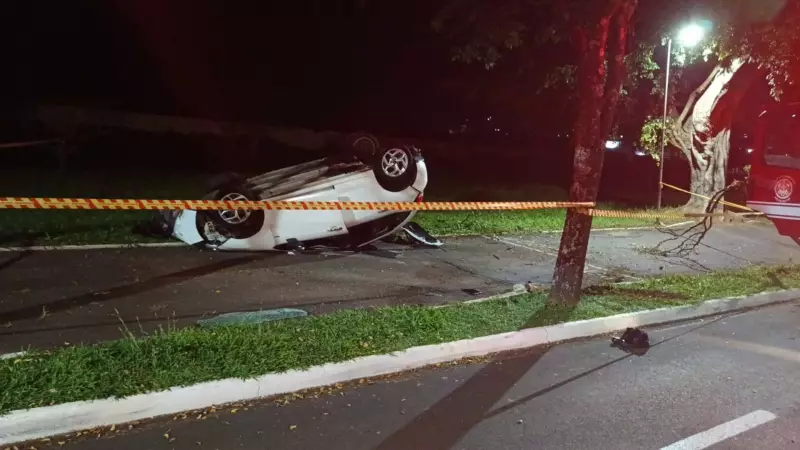 Motorista capota carro e foge após invadir pista de caminhada em Marília