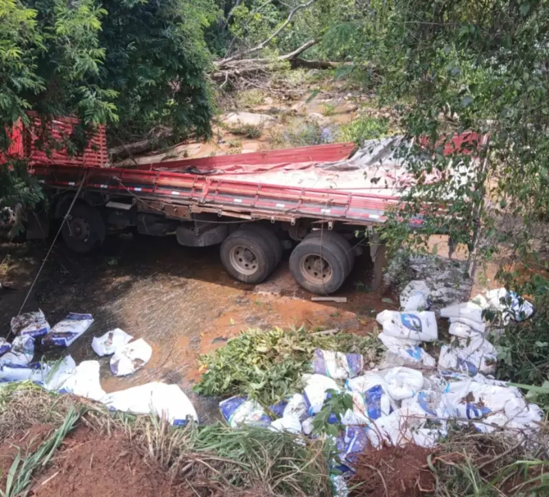 Motorista de 57 anos morre em acidente com caminhão na BR-354 em Formiga