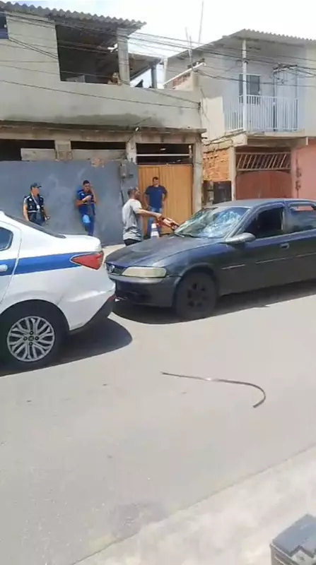 Motorista Destrói Próprio Carro Durante Fiscalização do IMTT em Campos: Cena Chocante Viraliza