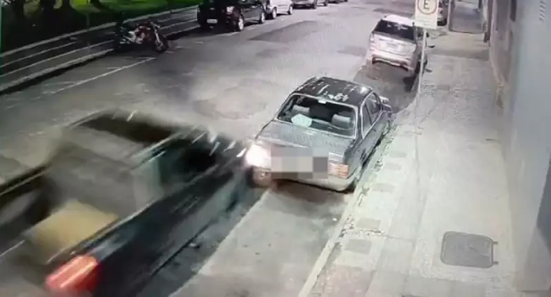 Motorista foge após bater em carro e invadir Praça Agassis em JF