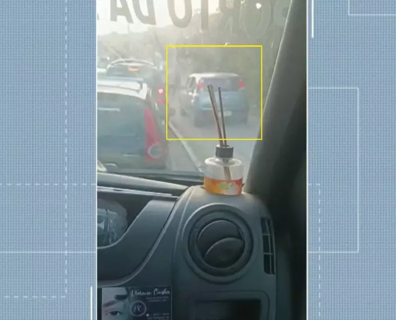 Motorista invade calçada em Búzios para fugir de congestionamento