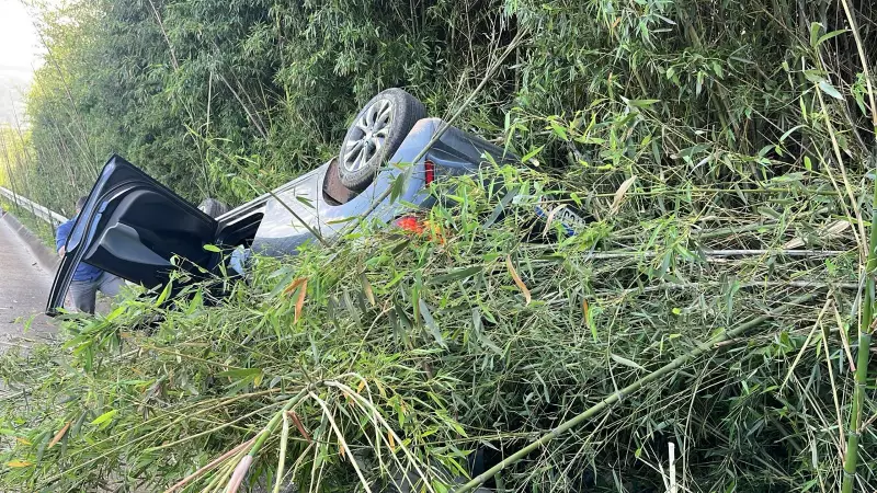 Motorista passa mal e carro capota na Raposo Tavares em São Roque