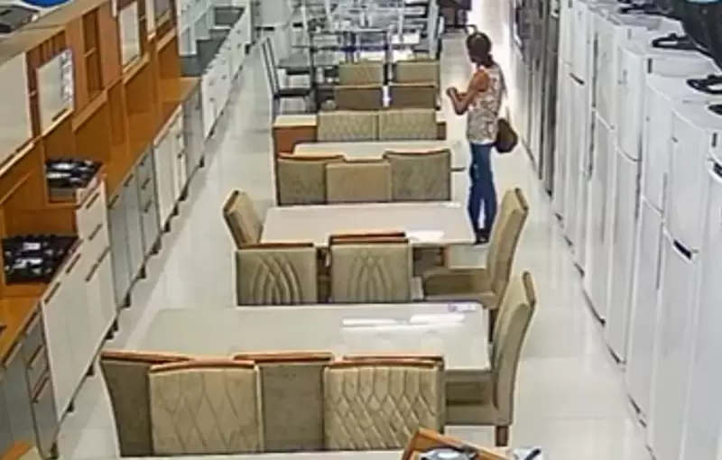 Mulher é detida por furtar R$ 2 mil de cliente em loja de Itaperuna